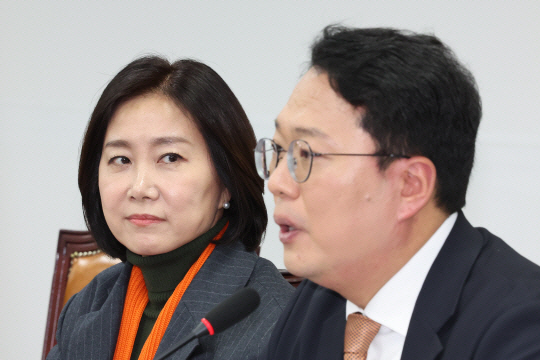 허은아(왼쪽) 개혁신당 대표가 최고위원회의에서 발언하는 천하람 원내대표를 쳐다보고 있다. 뉴시스
