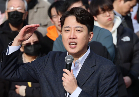 개혁신당 이준석 의원이 지난 2일 서울 마포구 홍대 레드로드 버스킹거리에서 정치 현안 관련 기자회견을 하고 있다. 연합뉴스