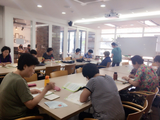 서울 강서구에서 구민들을 대상으로 한 배움교실 프로그램이 진행되고 있다. 강서구청 제공