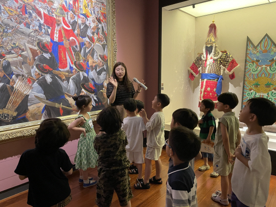 서울 용산 전쟁기념관 내 전시실을 찾은 학생들이 전시와 연계된 교육프로그램 설명을 들으며 역사 교육 현장을 체험하고 있다. 전쟁기념사업회 제공