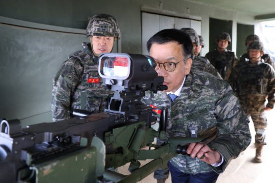 최상목 대통령 권한대행 부총리 겸 기획재정부 장관이 지난달 1일 경기 김포 해병대 2사단 전방 초소를 방문해 K6 중기관총을 살펴보고 있다. 연합뉴스