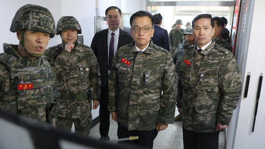 최상목 대통령 권한대행 부총리 겸 기획재정부 장관이 1월 1일 경기 김포 해병대 2사단을 방문해 부대 관계자의 설명을 듣고 있다. 연합뉴스