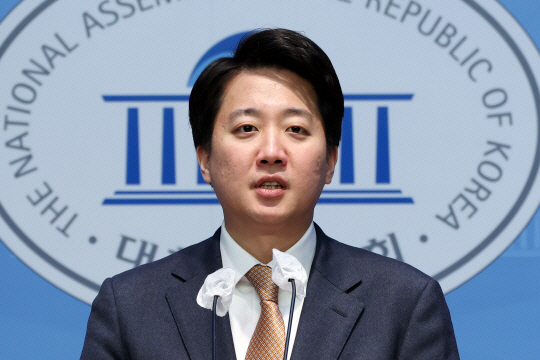 이준석 개혁신당 의원이 지난달 24일 오후 서울 여의도 국회 소통관에서 현안 관련 기자회견을 하고 있다. 뉴시스