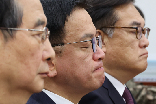 한덕수 국무총리(왼쪽부터)와 최상목 대통령 권한대행 부총리 겸 기획재정부 장관, 정진석 대통령 비서실장이 6일 국회에서 열린 ‘윤석열 정부의 비상계엄 선포를 통한 내란 혐의 진상규명 국정조사 특별위원회’ 3차 청문회에서 위원 질의를 받고 있다. 연합뉴스