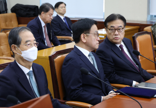 최상목 대통령 권한대행과 정진석 대통령 비서실장이 6일 서울 여의도 국회에서 열린 윤석열 정부의 비상계엄 선포를 통한 내란혐의 진상규명 국정조사특별위원회 전체회의(청문회)에 출석해 대화하고 있다. 뉴시스