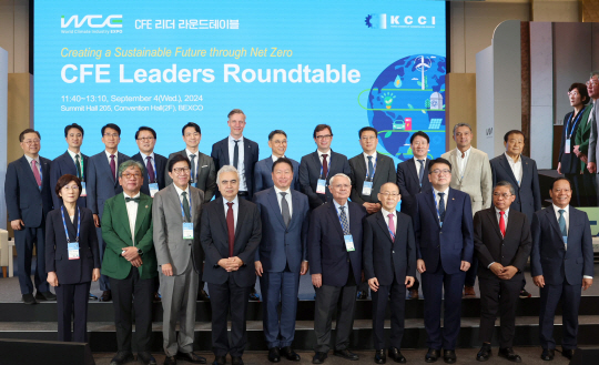 지난해 9월 4일 부산 해운대구 벡스코에서 열린 무탄소에너지(CFE) 리더 라운드테이블 행사에서 참석자들이 기념촬영을 하고 있다. 이날 행사에는 최남호 산업통상자원부 2차관을 비롯해 파티 비롤 국제에너지기구(IEA) 사무총장, 최태원 대한상공회의소 회장, 박형준 부산광역시장 등을 비롯한 30개 주한대사관, 24개 국가 대표단, 10개 국제기구 관계자 및 기업들이 참석했다. 산업통상자원부 제공