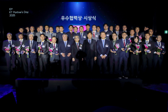 지난 7일 서울 송파구 소피텔 앰배서더에서 열린 제10회 ‘KT 파트너스데이 2025’에서 우수협력사로 선정된 기업 임직원이 기념촬영을 하고 있다. KT 제공