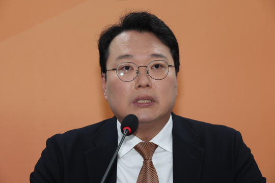 천하람 개혁신당 원내대표가 지난 3일 서울 영등포구 국회의사당 의원회관에서 열린 최고위원회의에서 발언하고 있다. 연합뉴스