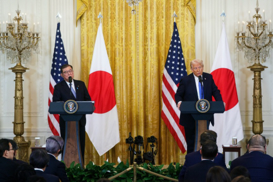 도널드 트럼프(오른쪽) 미국 대통령과 이시바 시게루 일본 총리가 7일(현지시간) 미국 백악관에서 정상회담을 한 뒤 공동 기자회견을 하고 있다. EPA 연합뉴스