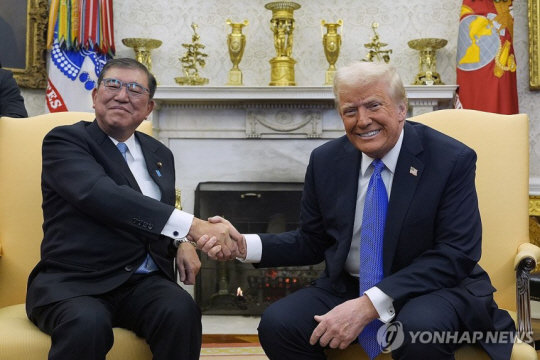 이시바 시게루 일본 총리가 도널드 트럼프 미국 대통령이 7일(현지 시간) 백악관 집무실에서 회담하면서 악수하고 있다. AP 뉴시스