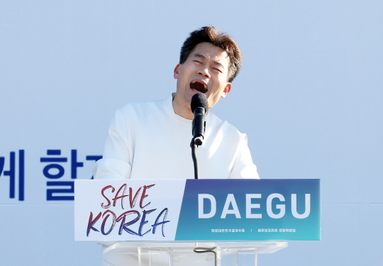 한국사 강사 전한길씨가 8일 오후 동대구역 박정희광장에서 열린 세이브코리아 주최 국가비상기도회에서 발언하고 있다. 연합뉴스