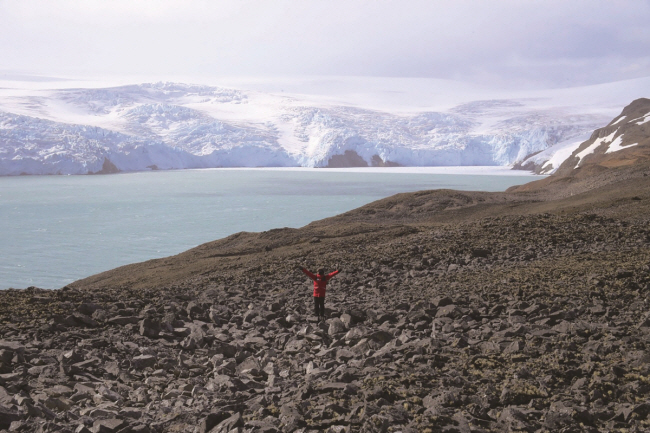 남극 세종과학기지 근처 마리안소만의 웅장한 빙하. 가운데 아래 작은 사람이 지난해 2월 현지에 도착해 포즈를 취하고 있는 김금희 작가다.  극지연구소 민준홍 제공