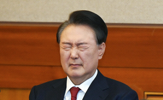 윤석열 대통령이 6일 서울 종로구 헌법재판소에서 열린 탄핵심판 6차 변론기일에 출석해 눈을 질끈 감고 있다. 연합뉴스