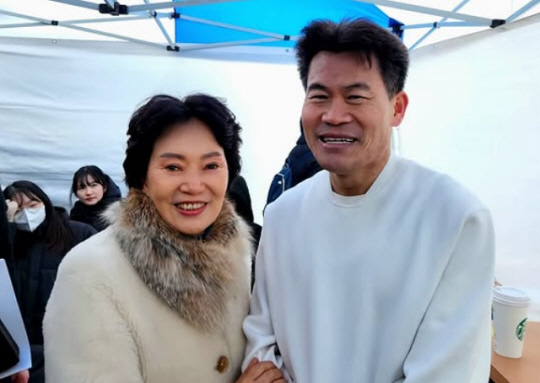 8일 동대구역 광장에서 열린 윤석열 대통령 탄핵 반대집회에서 홍준표 대구시장 부인 이순삼씨(왼쪽)와 한국사 강사 전한길 씨가 기념촬영을 하고 있다. 이순삼 씨 인스타그램 캡처