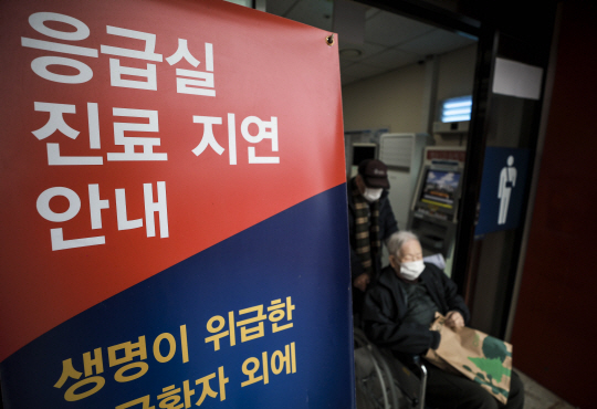 독감 유행으로 인해 서울의 한 대학병원 응급실이 붐비고 있다. 뉴시스