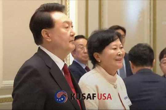 애니 챈 한국보수주의연합(KCPAC) 회장이 2023년 8월 제21기 민주평화통일자문위원회 간부위원과 통일대화에서 윤석열 대통령과 기념촬영을 하고 있는 모습. 한미동맹USA재단 홈펲이지 캡처