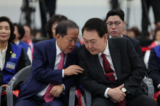 윤석열(오른쪽) 대통령이 지난 2023년 7일 대구 북구 엑스코에서 열린 2023년 바르게살기운동 전국회원대회에서 홍준표 대구시장과 대화를 나누고 있다. 대통령실 제공