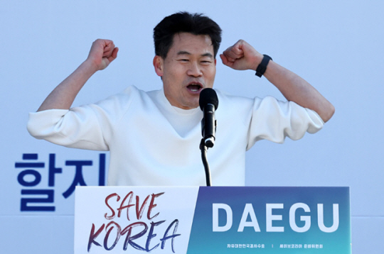 전한길 한국사 강사가 8일 대구 동구 동대구역 광장에서 열린 세이브코리아 국가비상기도회 ‘윤석열 대통령 탄핵 반대 집회‘에서 발언을 하고 있다. 뉴시스