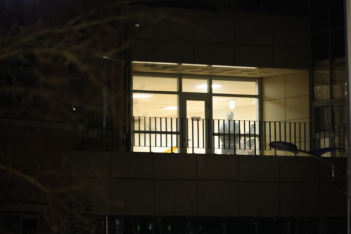 10일 오후 5시 50분쯤 대전 서구 한 초등학교에서 초등학교 1학년생인 A양이 흉기에 찔려 심정지 상태로 발견됐으나 숨졌다. 경찰이 사건이 발생한 초등학교 2층 시청각실에서 현장검증을 하고 있다. 연합뉴스