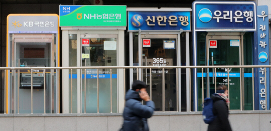 지난달 13일 서울의 한 ATM기 앞으로 시민이 이동하고 있다. 뉴시스