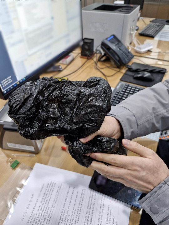 10일 오전 부산 기장군의 한 은행에서 강도 행각을 벌인 남성이 들고 있던 물건. 봉지에 담겨 있던 것은 알고 보니 공룡 모양 물총이었다. 부산 기장경찰서 제공