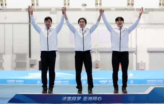 김준호, 차민규, 조상혁이 10일 중국 하얼빈 헤이룽장 스피드스케이팅 오벌에서 열린 2025 하얼빈 동계아시안게임 스피드스케이팅 남자 팀 스프린트 경기 시상식에서 은메달을 수상하기 위해 시상대에 오르고 있다. 뉴시스