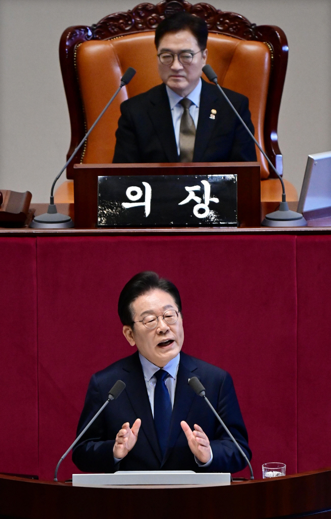 이재명(아래) 더불어민주당 대표가 10일 오전 국회에서 교섭단체 대표연설을 하고 있다. 문호남 기자