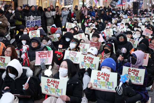 8일 대구 중구 동성로에서 열린 ‘윤석열 퇴진 대구시국회의’ 주최 탄핵촉구 집회 참여자들이 ‘윤석열 즉각 파면’ 등을 적은 피켓을 들고 있다.   연합뉴스