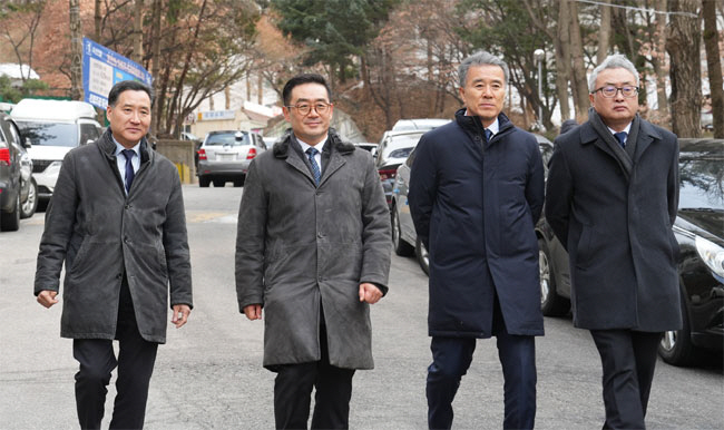 이정환(왼쪽 두 번째) 두산건설 사장이 지난 6일 임직원들과 함께 성남 은행주공아파트 홍보관을 향해 걸어가고 있다. 두산건설 제공