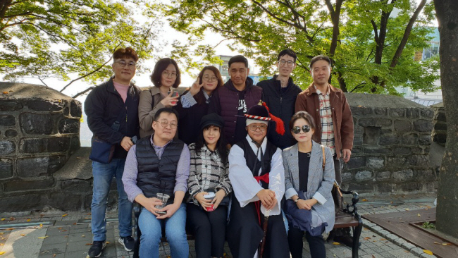 지난해 남산에서 만난 친구들. 필자(앞줄 오른쪽)의 꼬드김에 포졸 옷을 입은 친구의 모습이 재밌다. 열세 살 때나 쉰세 살 지금이나 배 나오고 주름이 는 것뿐, 변함이 없는 철부지들이다.