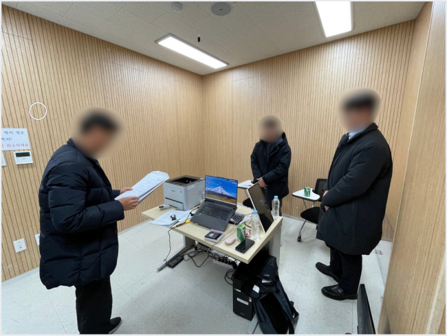문화체육관광부 저작권범죄과학수사대는 지난해 12월 태국에서 입국 거부된 불법 스트리밍 사이트 운영 총책을 인천공항 입국장에서 검거했다. 사진은 피의자 검거 당시 장면. 문화체육관광부 제공