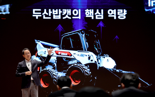 스캇 박 두산밥캣 부회장이 10일 서울 영등포구 여의도동 한국거래소에서 열린 ‘인베스터 데이’ 행사에서 회사 측의 성장 전략을 발표하고 있다. 두산밥캣 제공.