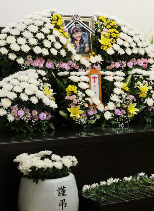 11일 대전 서구 한 장례식장에 대전 초등학교 살인사건 피해자인 김하늘(8)양의 빈소가 마련돼 있다. 유족 측은 "다시는 제2의 하늘이가 발생하면 안 된다는 생각에 아이의 이름과 얼굴을 공개하기로 했다"고 밝혔다. 연합뉴스