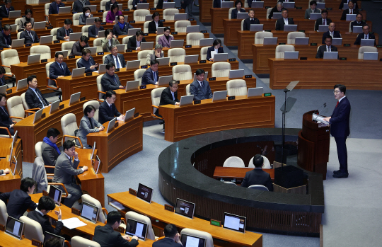 국민의힘 권성동 원내대표가 11일 서울 여의도 국회에서 열린 본회의에서 교섭단체 대표 연설을 하고 있다. 연합뉴스
