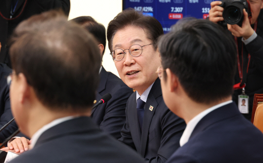 이재명 더불어민주당 대표가 10일 국회 당 대표실을 예방한 김정욱 신임 대한변호사협회장 당선인을 접견하고 있다. 연합뉴스