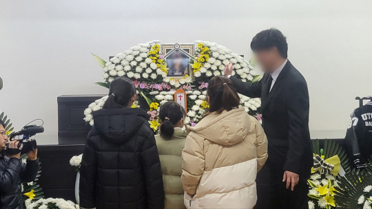 교사가 휘두른 흉기에 찔려 숨진 김하늘양의 친구들이 11일 시신이 안장돼 있는 대전 서구 건양대병원병원 장례식장 빈소를 방문,김 양 아버지의 안내를 받아 조문하고 있다. 뉴시스