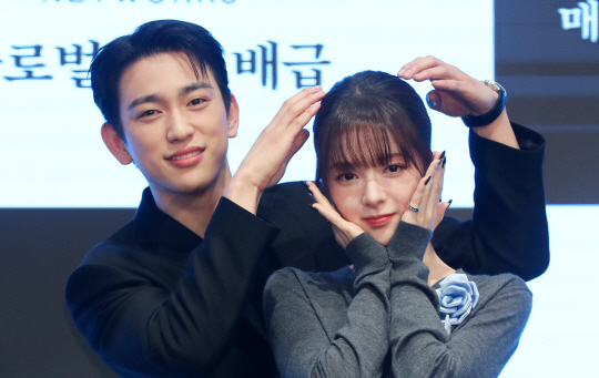 채널A 드라마 ‘마녀’의 주역인 배우 박진영(왼쪽)과 노정의. 뉴시스.