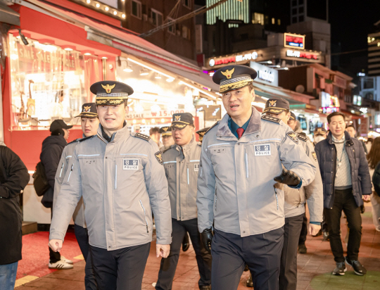 박현수 서울경찰청장 직무대리(오른쪽)가 10일 오후 서울 마포구 홍대거리에서 순찰요원들과 함께 치안현장 순찰을 하고 있다. 서울경찰청 제공