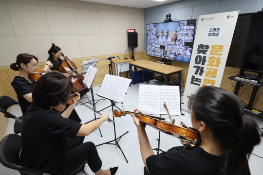 지난해 7월, 부천필하모닉오케스트라의 비대면 공연이 54개 스마트경로당에 동시 송출돼, 어르신들에게 즐거움을 선사했다. 부천시 제공