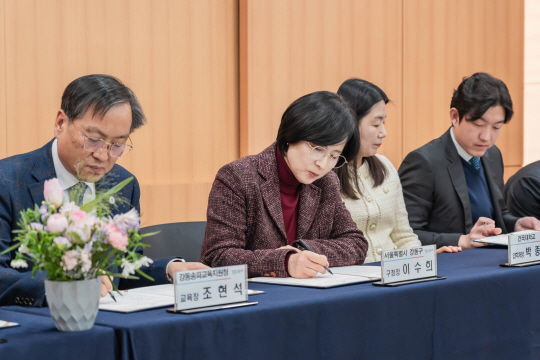 이수희 강동구청장이 협약서에 서명을 하고 있다.강동구청 제공