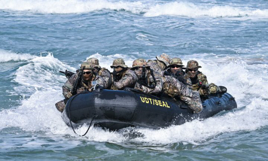 해군 특전요원(UDT/SEAL)들이 11일 강원도 동해안 일대에서 고속고무보트를 타고 임무수행지역 근해까지 이동하는 ‘고속기동 항해 훈련’을 하고 있다. 해군 제공