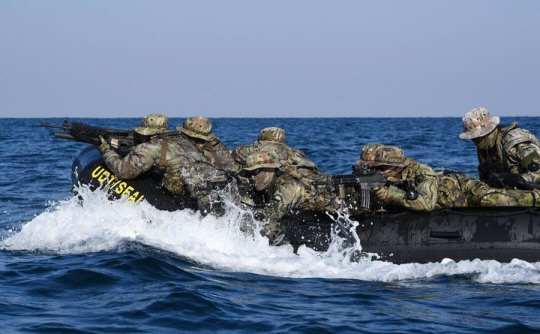 해군 특전요원(UDT/SEAL)들이 11일 강원도 동해안 일대에서 고속고무보트를 타고 임무수행지역 근해까지 이동하는 ‘고속기동 항해 훈련’을 하고 있다. 해군 제공