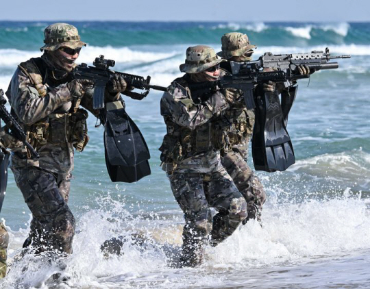 해군 특전요원(UDT/SEAL)들이 11일 강원도 동해안 일대에서 해안침투훈련을 하고 있다.2월 10일부터 19일까지 진행되는 이번 혹한기 훈련은 해안침투훈련, 산악기동훈련, 특수정찰훈련 등 강도 높은 훈련을 통해 특전요원들의 특수작전 수행절차를 숙달하고, 어떠한 상황에서도 임무를 완수할 수 있는 최고도의 특수작전태세를 확립하기 위해 마련됐다. 해군 제공