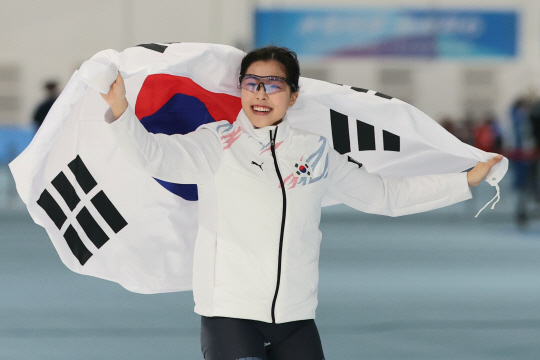 이나현이 11일 중국 하얼빈 헤이룽장 스피드스케이팅 오벌에서 열린 2025 하얼빈 동계 아시안게임 스피드스케이팅 여자 1000m 경기에서 동메달을 획득한 뒤 태극기를 두르고 세레머니를 하고 있다.뉴시스