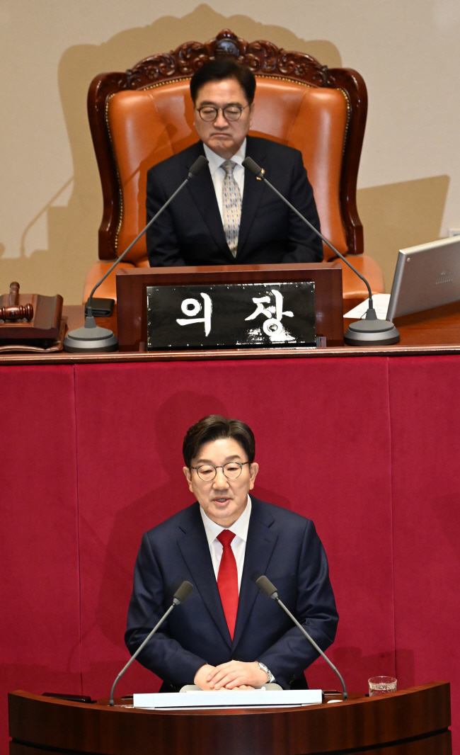 권성동(아래) 국민의힘 원내대표가 11일 오전 국회 본회의에서 교섭단체 대표연설을 하고 있다. 곽성호 기자