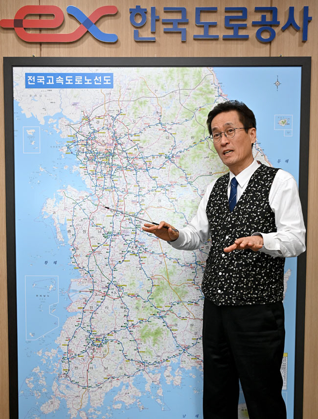 함진규(66) 한국도로공사 사장이 지난 1월 21일 경북 김천시 한국도로공사 본사에서 “우리나라 고속도로망이 미국 고속도로망보다 더 촘촘한, 세계적 수준의 교통망으로 성장했다”고 강조하고 있다. 백동현 기자