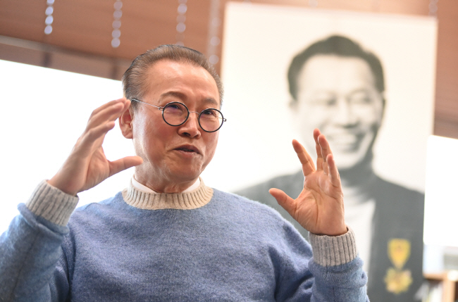 문주현 엠디엠그룹 회장이 지난 4일 서울 강남구 역삼동 카이트타워 엠디엠그룹 집무실에서 저출산·고령화·저성장 등 사회 현안과 부동산 개발업계의 나아갈 길에 대한 자신의 생각을 설명하고 있다. 박윤슬 기자