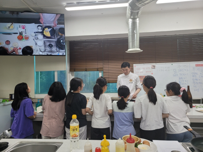 초록우산 자립역량강화 프로그램 중 ‘요리쿡! 조리쿡!’에 참여한 아이들이 지난해 4월 계란 요리를 배우는 모습. 초록우산 제공
