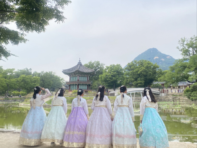 초록우산 서울지역본부 보호 대상 아동 자립역량강화 사업에 참여한 아이들이 지난해 6월 ‘당일 대중교통 여행’ 프로젝트를 위해 한복을 입고 서울 종로구 경복궁을 방문해 기념사진을 찍고 있다. 초록우산 제공
