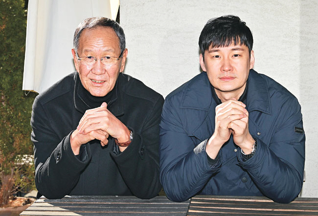 박기원(왼쪽) 태국대표팀 감독과 이선규 몽골 하쑤 메가스타즈 감독이 지난 4일 서울 강남의 한 카페에서 문화일보와 만나 새해 각오를 다지고 있다. 현역 시절 나란히 미들 블로커로 활약했던 두 감독은 최근 해외에서 지도자로 활약하며 성공적인 결과를 내고 있다. 문호남 기자